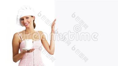 带杯子的女厨师表示白色广告牌、咖啡、茶、巧克力营销理念